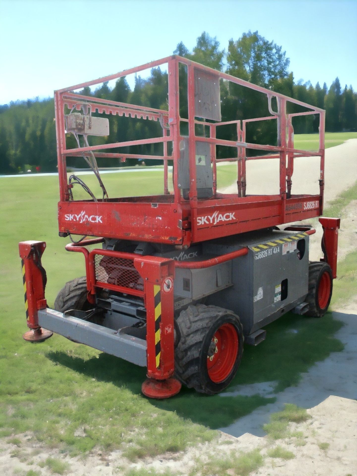 2014 SKYJACK SJ6826 SCISSOR LIFT KUBOTA DIESEL ENGINE - Image 3 of 11