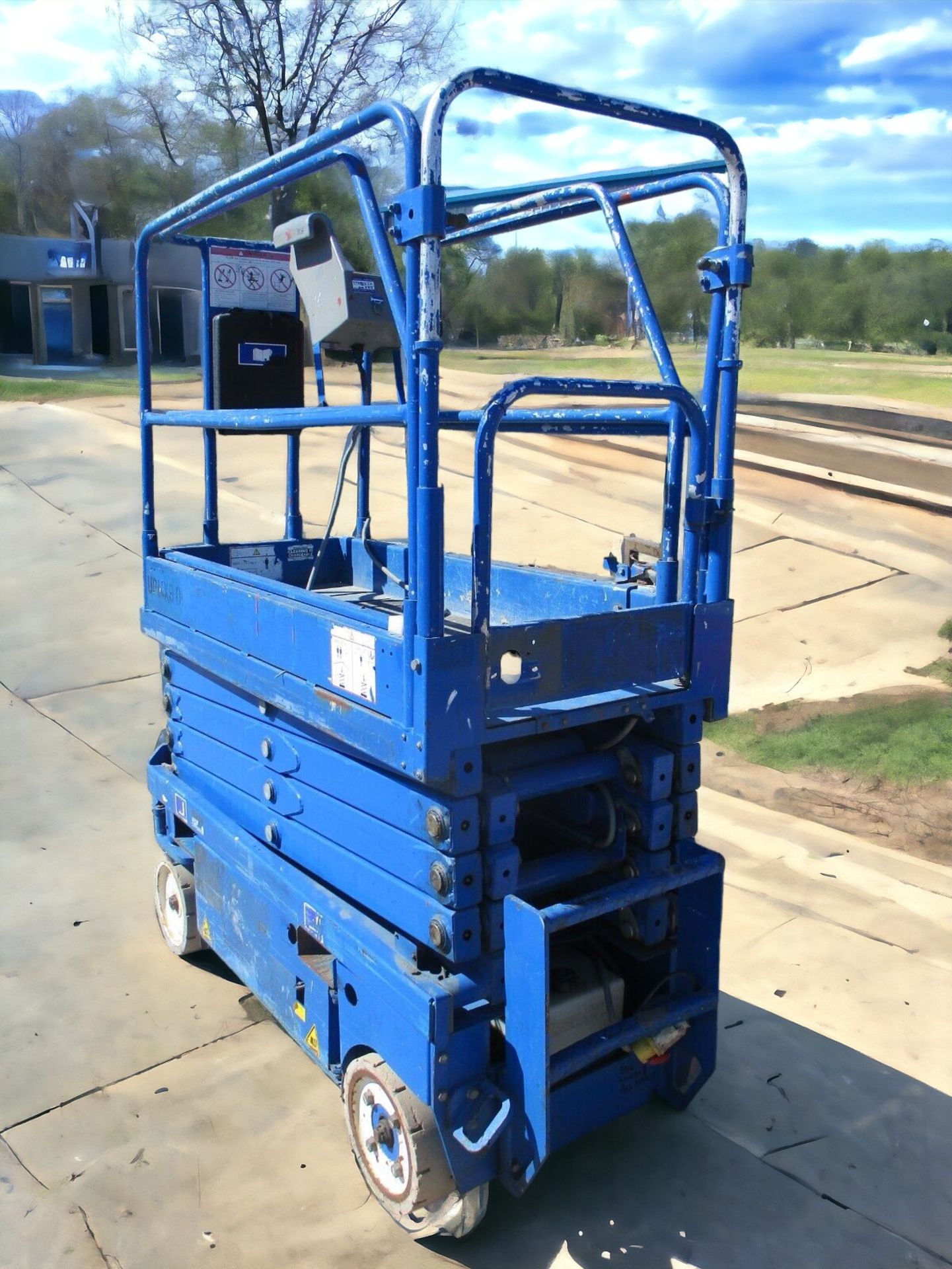 UPRIGHT MX19 SCISSOR LIFT - Image 2 of 11