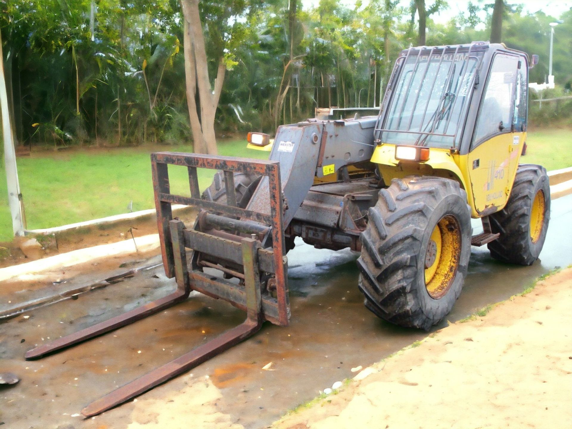 NEW HOLLAND LM410 TELEHANDLER - POWER, PRECISION, AND PERFORMANCE - Image 8 of 10