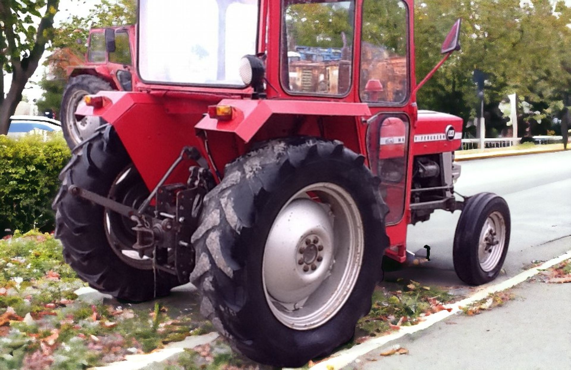 MF 133. 4×2 AG TRACTOR - Image 2 of 4