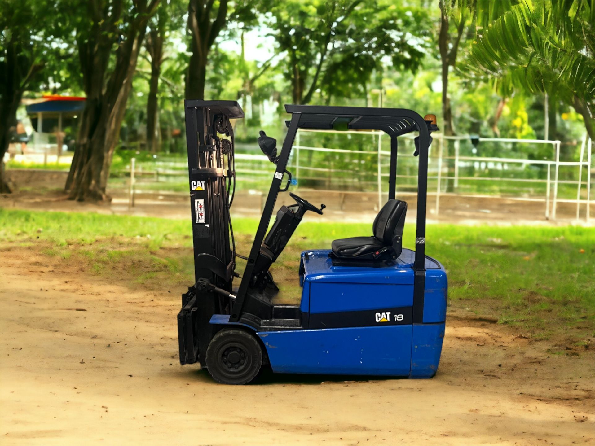 **(INCLUDES CHARGER)** CAT LIFT TRUCKS ELECTRIC 3-WHEEL FORKLIFT - EP18KRT (2002)