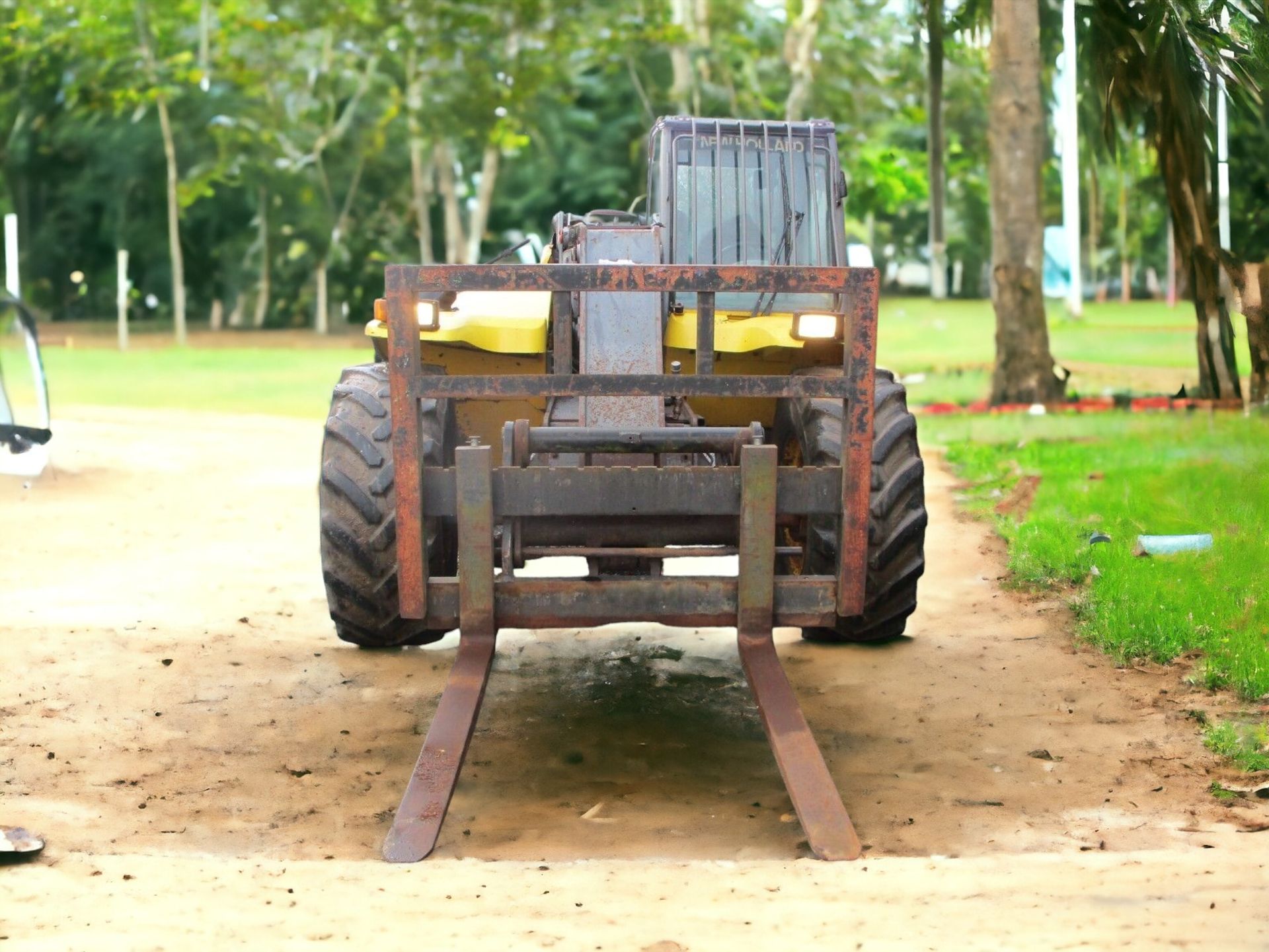 NEW HOLLAND LM410 TELEHANDLER - POWER, PRECISION, AND PERFORMANCE - Image 3 of 10