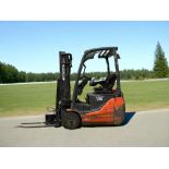 **(INCLUDES CHARGER)** TOYOTA ELECTRIC 3-WHEEL FORKLIFT - 8FBET15 (2013)