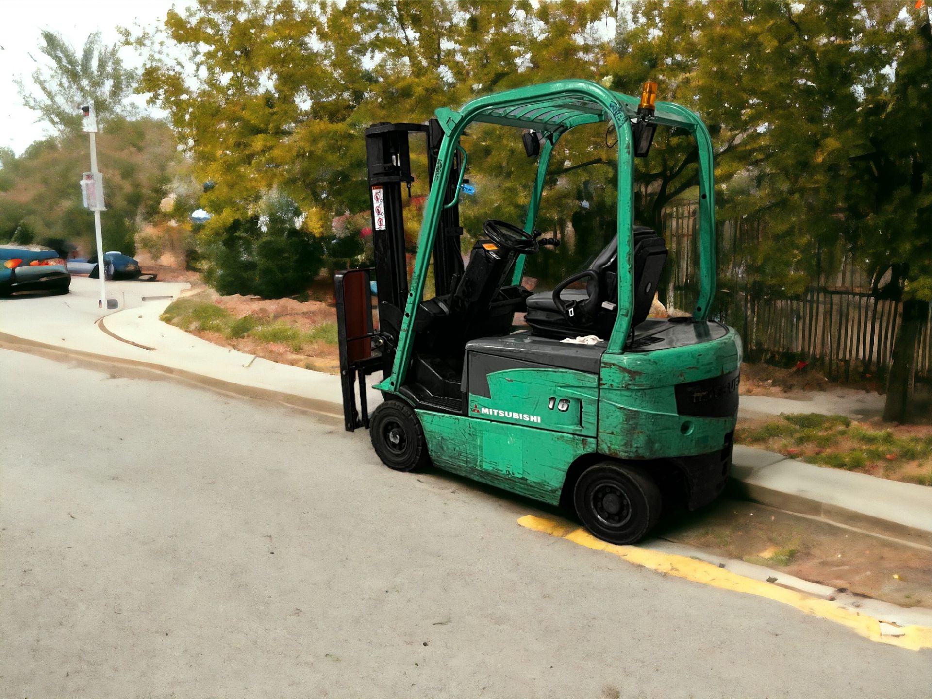 MITSUBISHI ELECTRIC 4-WHEEL FORKLIFT - MODEL FB16N (2005) **(INCLUDES CHARGER)** - Image 4 of 6