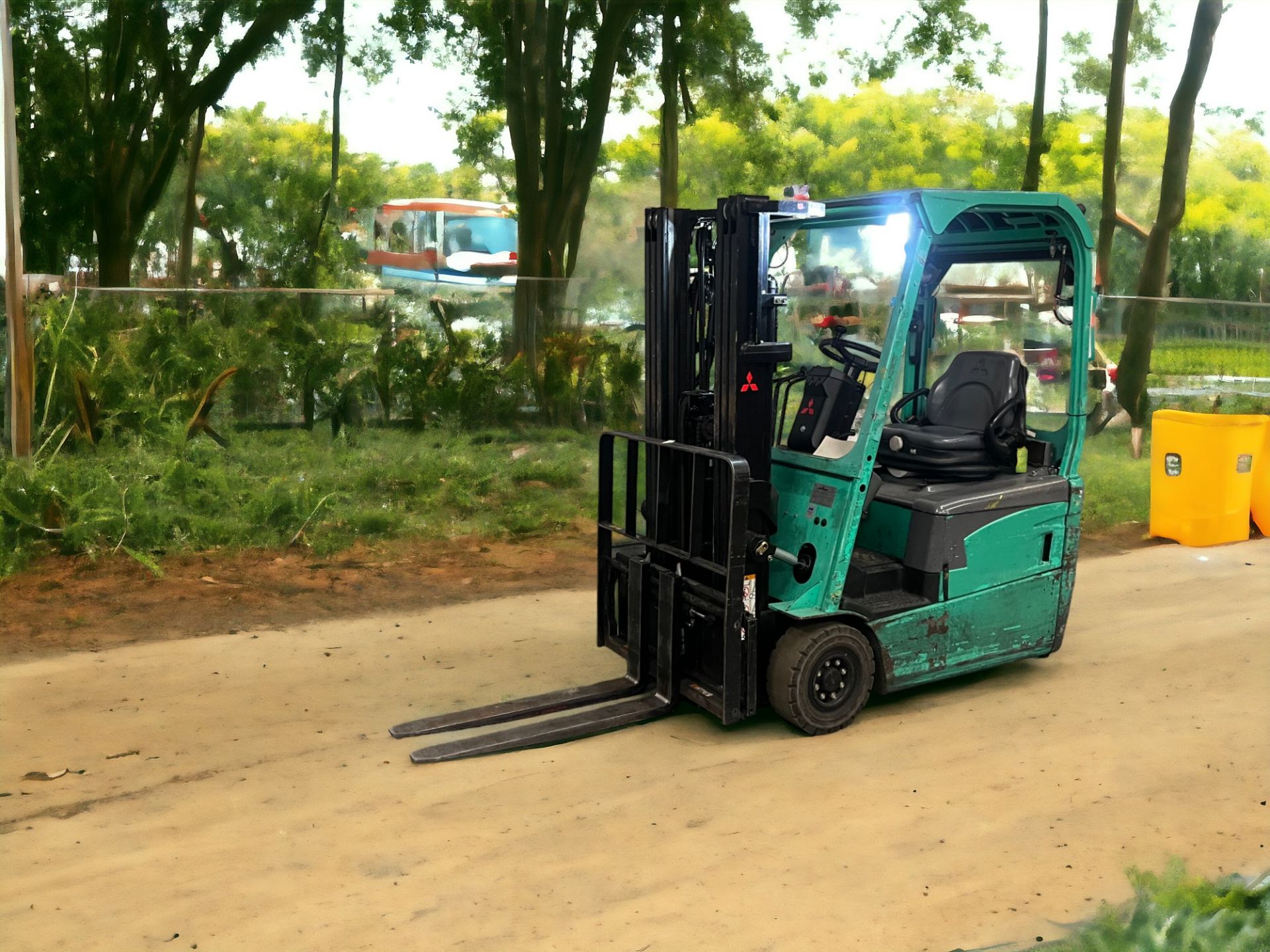 **(INCLUDES CHARGER)** MITSUBISHI ELECTRIC 3-WHEEL FORKLIFT - FB16NT (2011) - Image 2 of 5