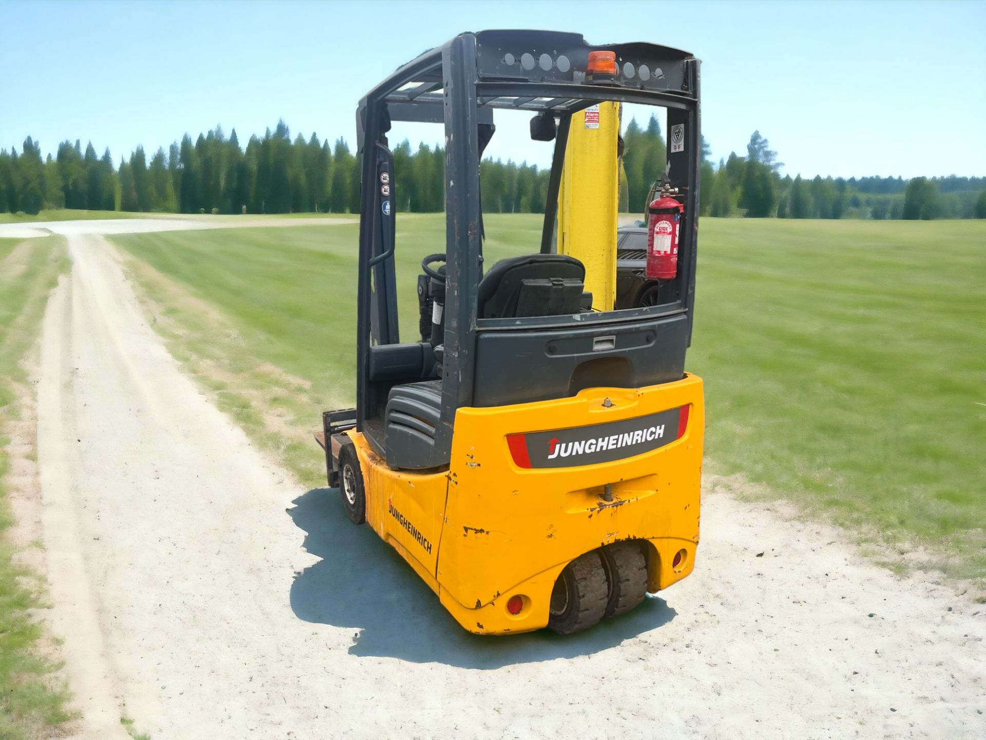 JUNGHEINRICH ELECTRIC 3-WHEEL FORKLIFT - EFG215 (2009) **(INCLUDES CHARGER)** - Image 2 of 5