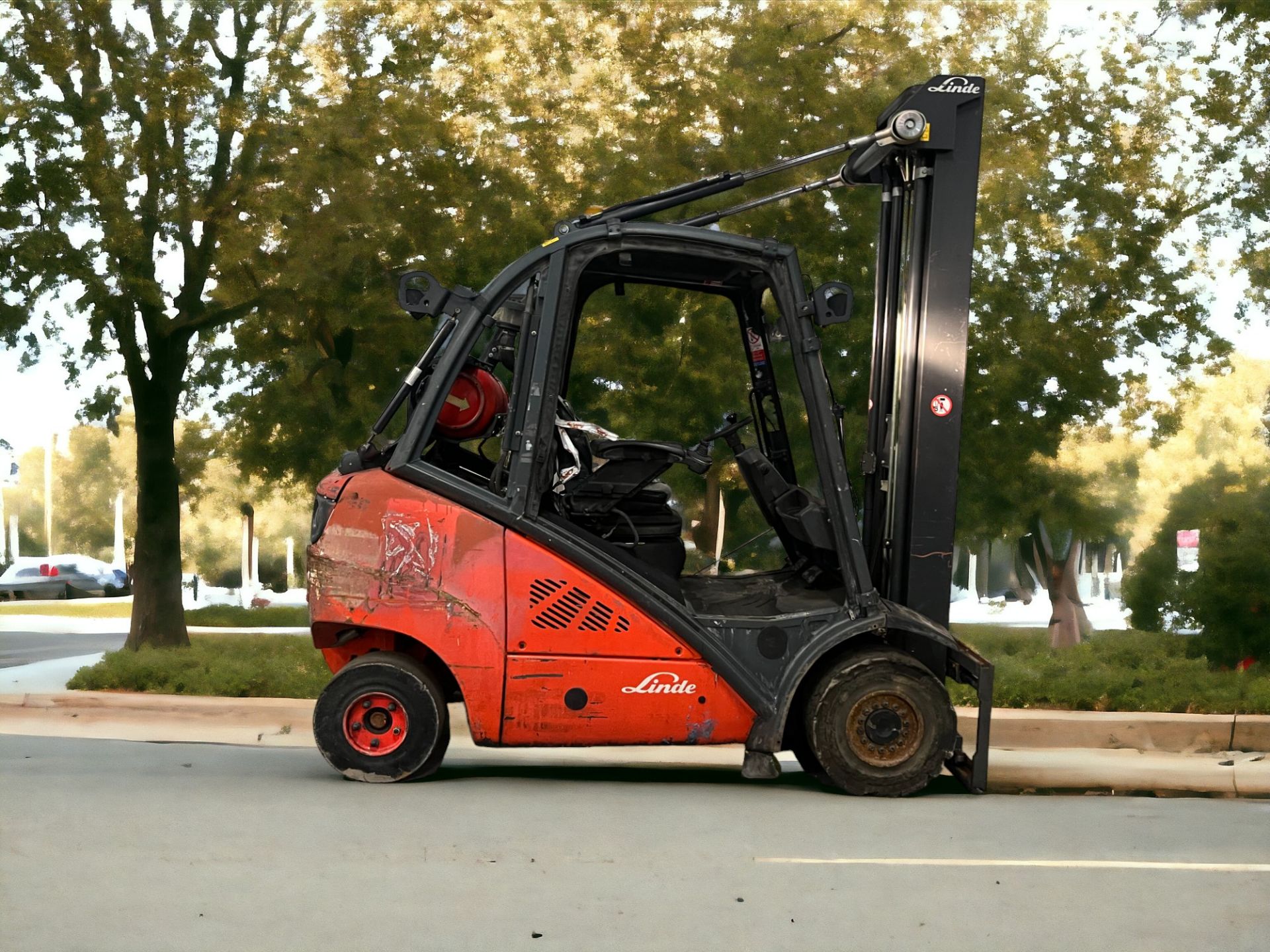 LINDE LPG FORKLIFT - MODEL H30T (2008) - Image 5 of 6