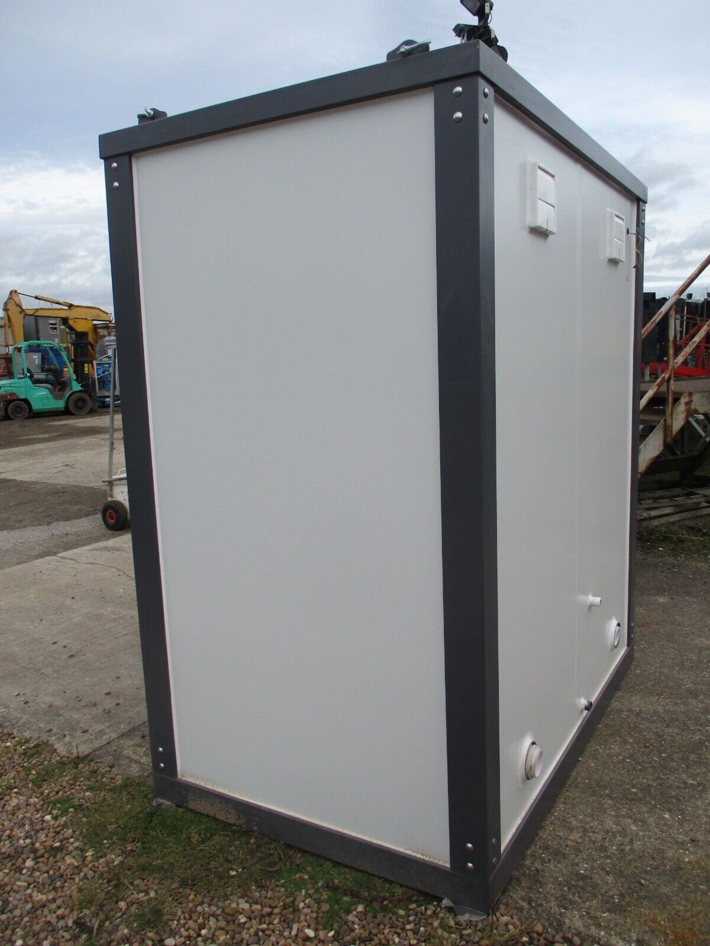 NEW SHIPPING CONTAINER TOILET BLOCK - Image 5 of 9