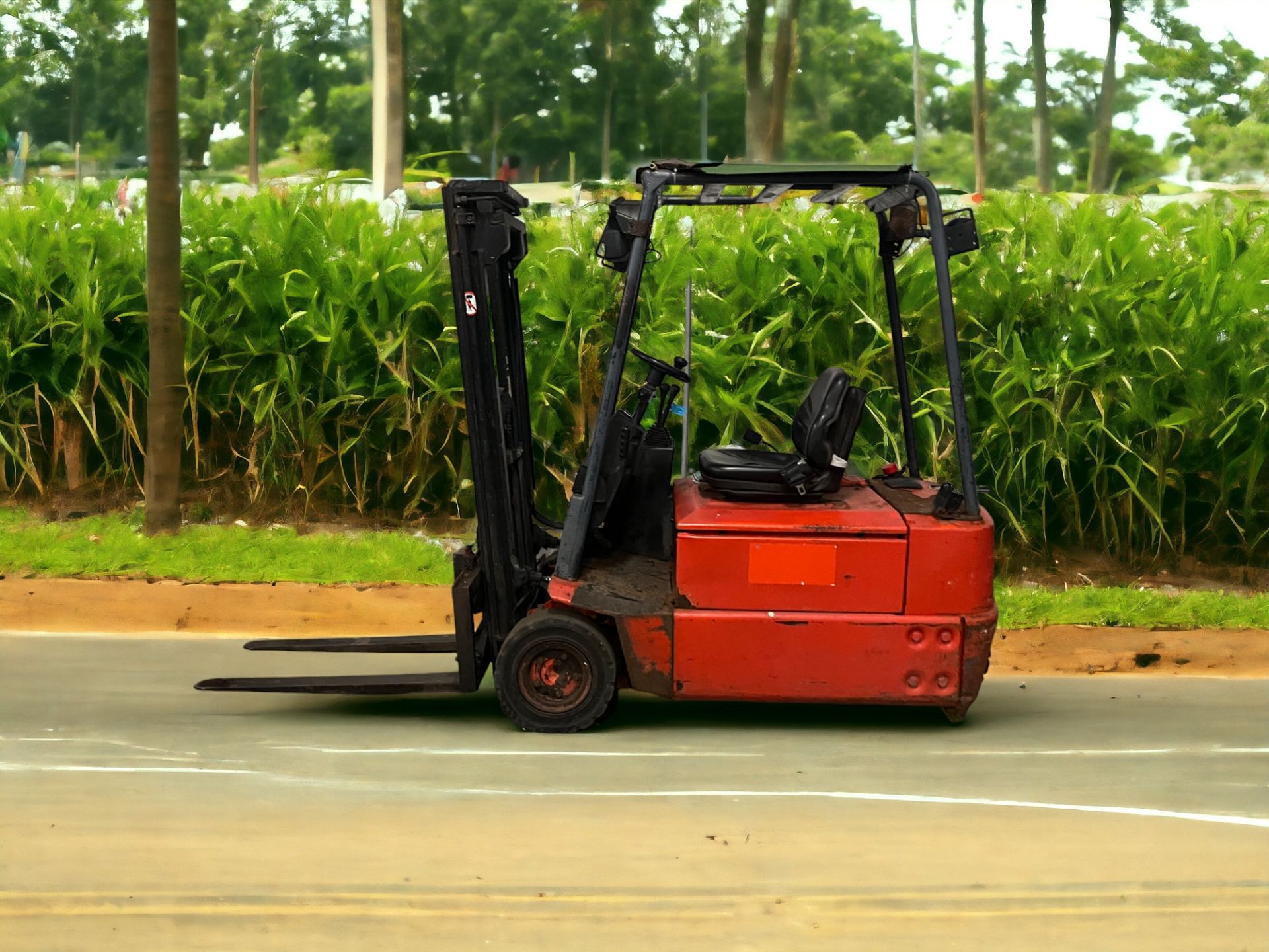 **(INCLUDES CHARGER)** LINDE ELECTRIC 3-WHEEL FORKLIFT - E16Z-02 (2004)