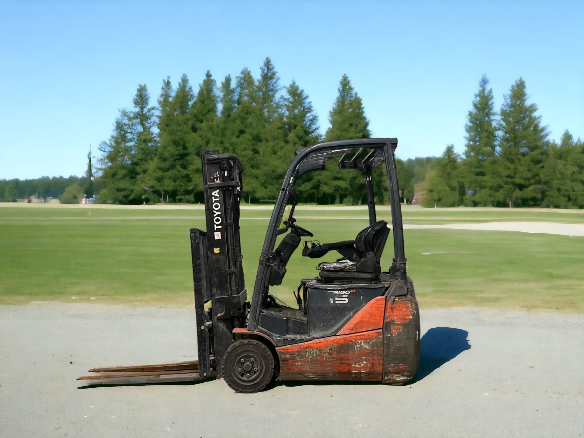 TOYOTA ELECTRIC 3-WHEEL FORKLIFT - 8FBET15 (2013) **(INCLUDES CHARGER)**
