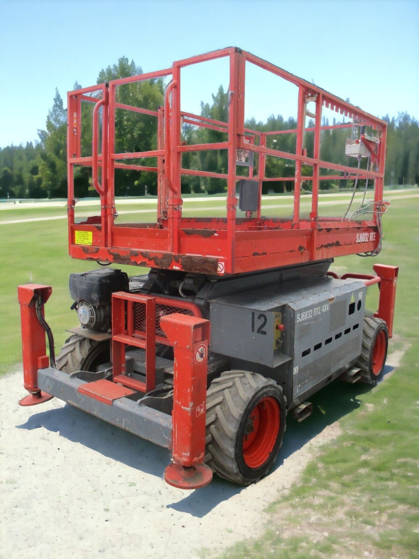 2014 SKYJACK SJ6832RTE SCISSOR LIFT - REACH NEW HEIGHTS WITH EFFICIENCY AND VERSATILITY - Image 12 of 15