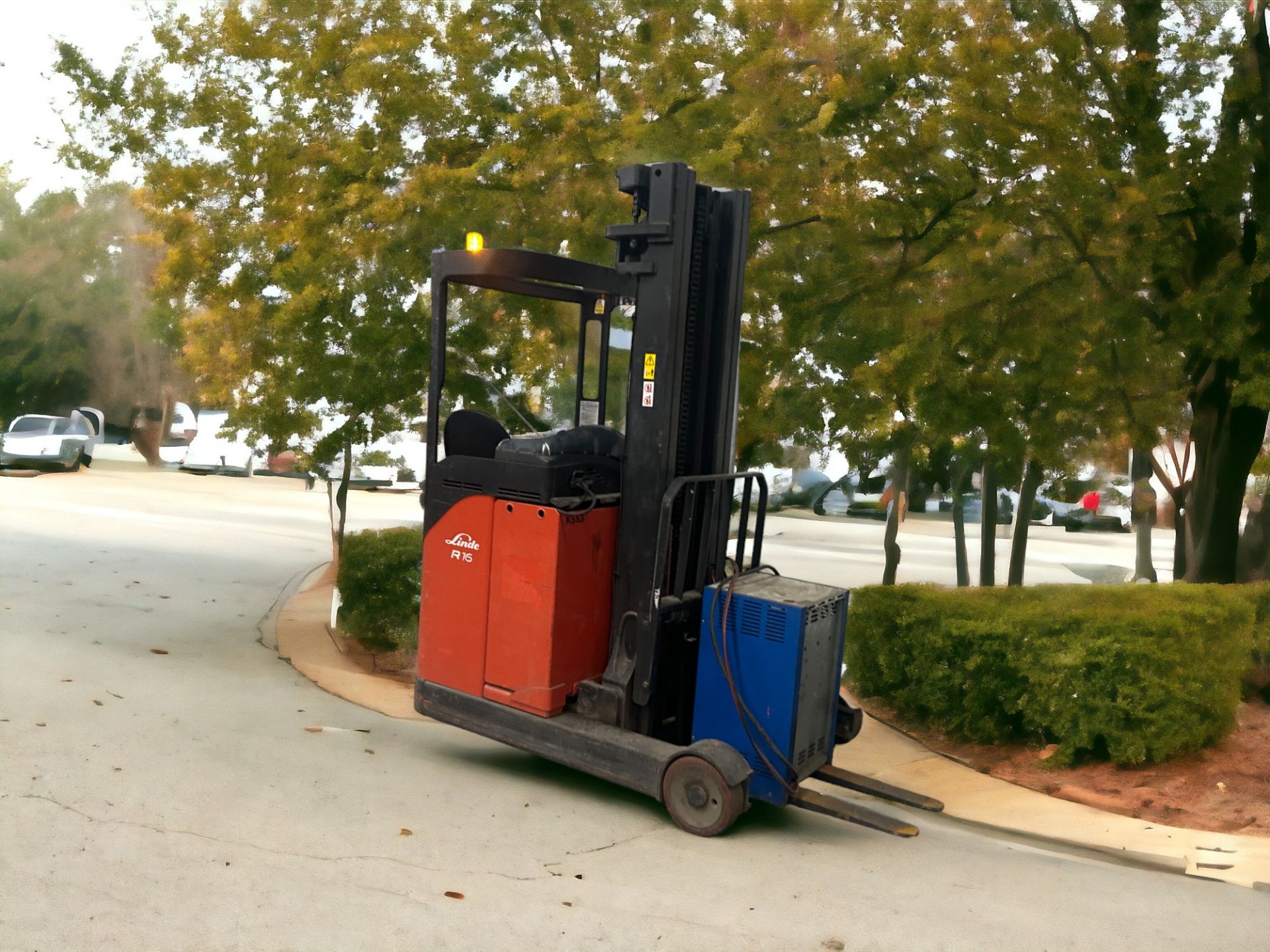 LINDE REACH TRUCK - MODEL R16 (2005) **(INCLUDES CHARGER)** - Image 6 of 6