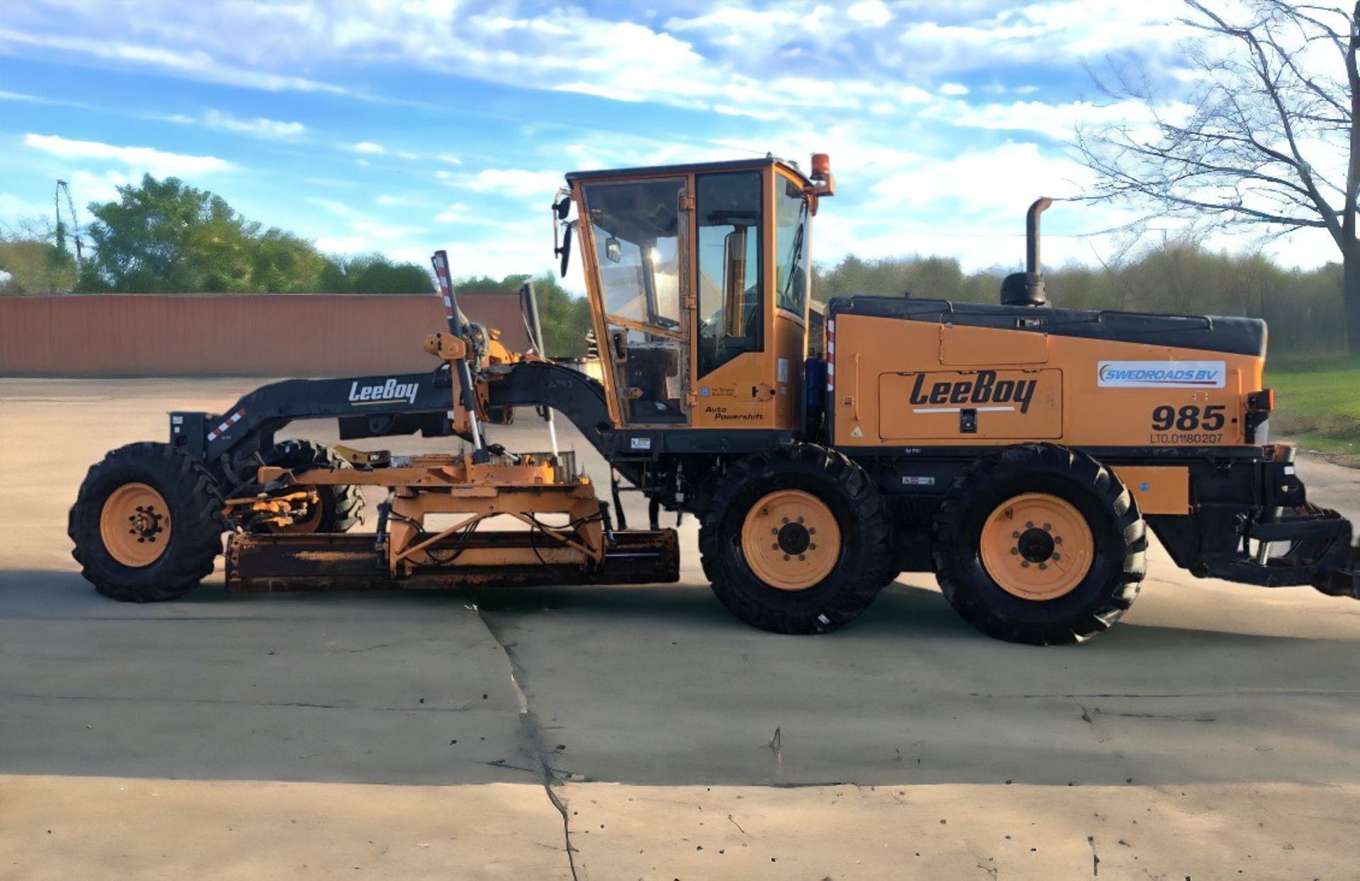 LEE BOY 985 MOTOR GRADER (SAME SIZE AS CAT 140 H) - Image 2 of 10