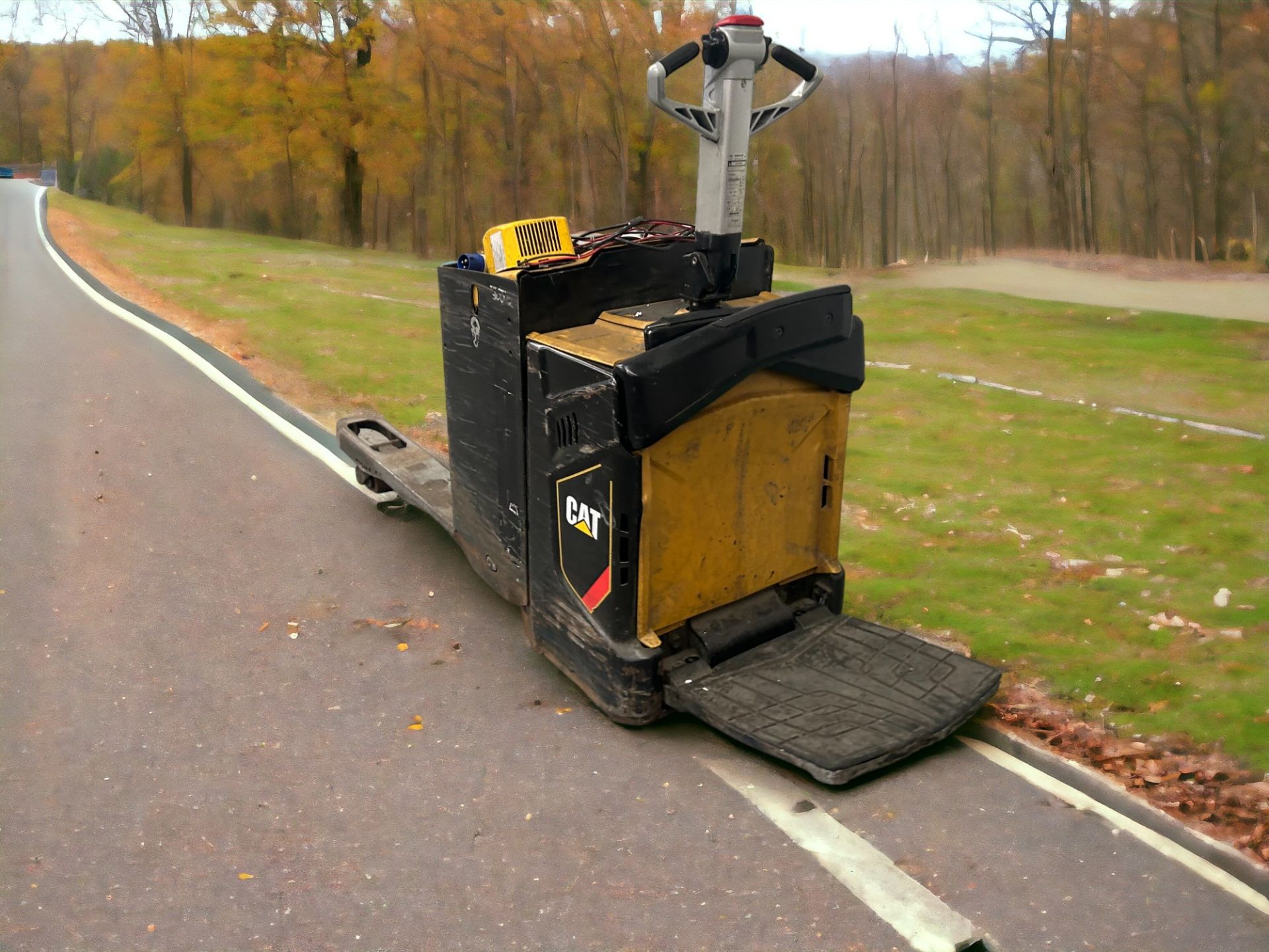 CAT LIFT TRUCKS NPV20N2 ELECTRIC PALLET TRUCK - 2017 **(INCLUDES CHARGER)** - Image 2 of 2