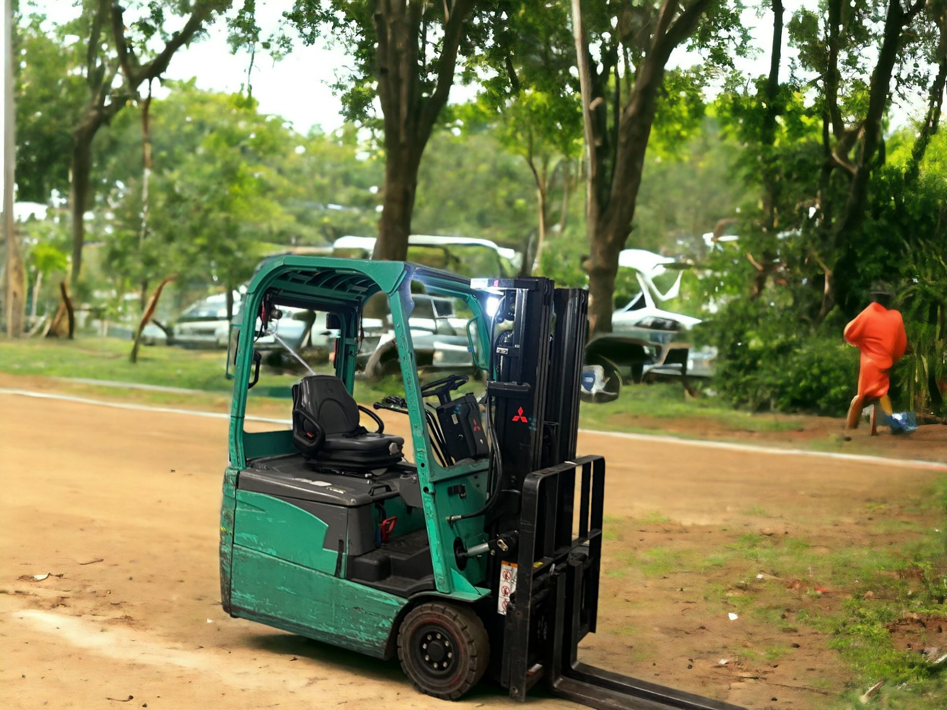 **(INCLUDES CHARGER)** MITSUBISHI ELECTRIC 3-WHEEL FORKLIFT - FB16NT (2011) - Image 4 of 5