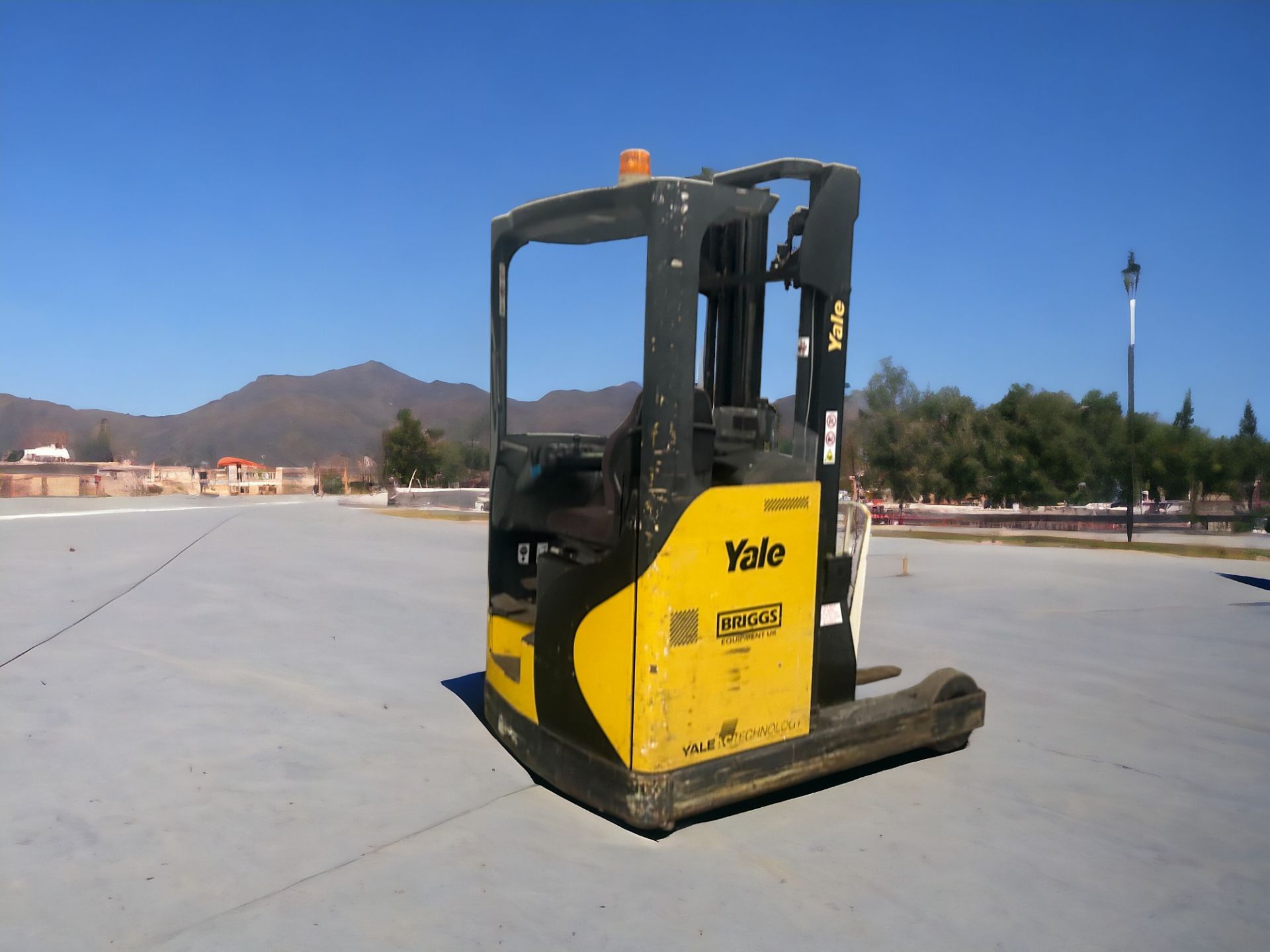 YALE MR16 REACH TRUCK - EFFICIENT ELECTRIC MATERIAL HANDLING SOLUTION **(INCLUDES CHARGER)** - Bild 7 aus 7