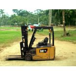 CAT ELECTRIC 3-WHEEL FORKLIFT **(INCLUDES CHARGER)**