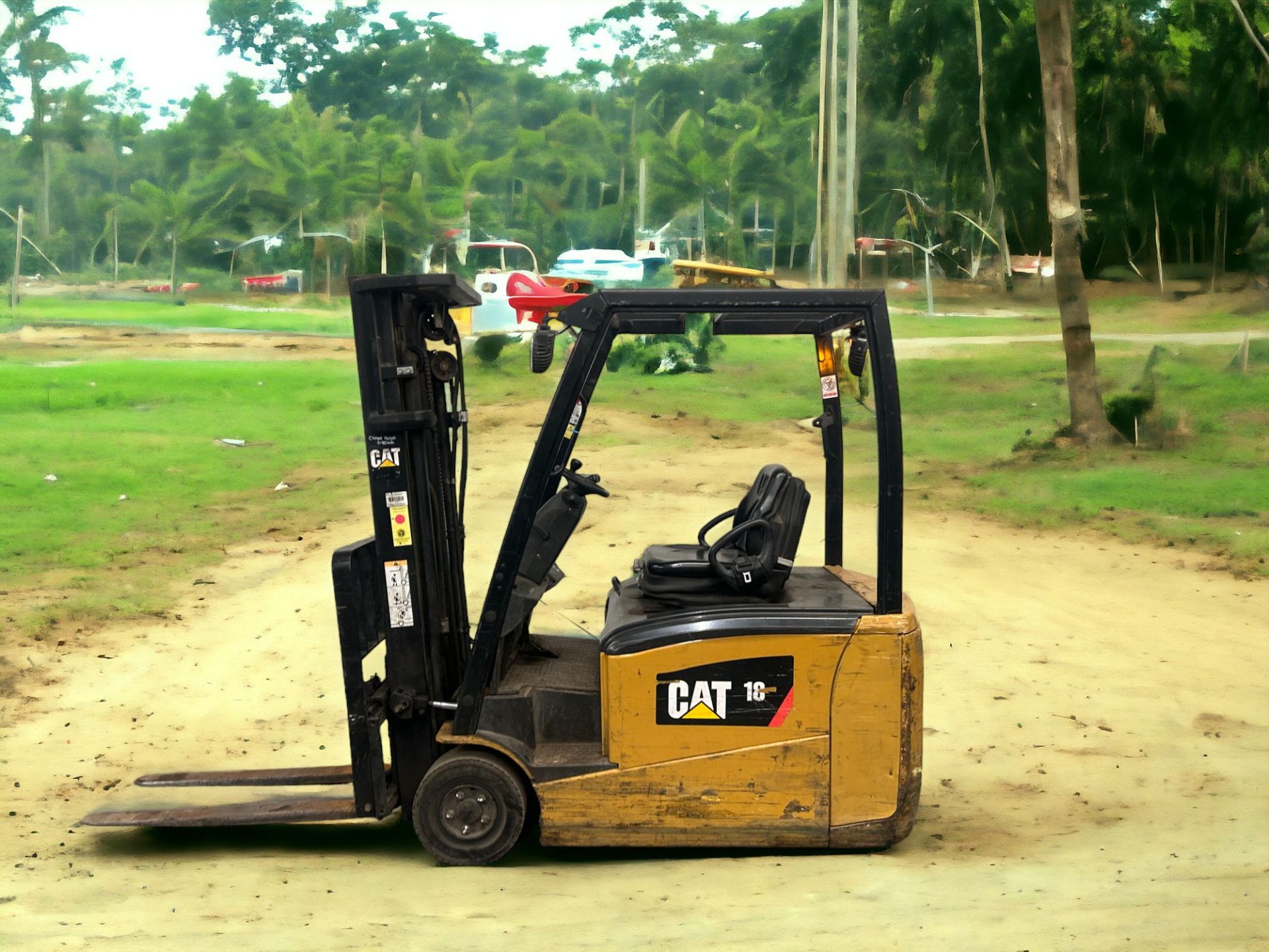 CAT ELECTRIC 3-WHEEL FORKLIFT **(INCLUDES CHARGER)**