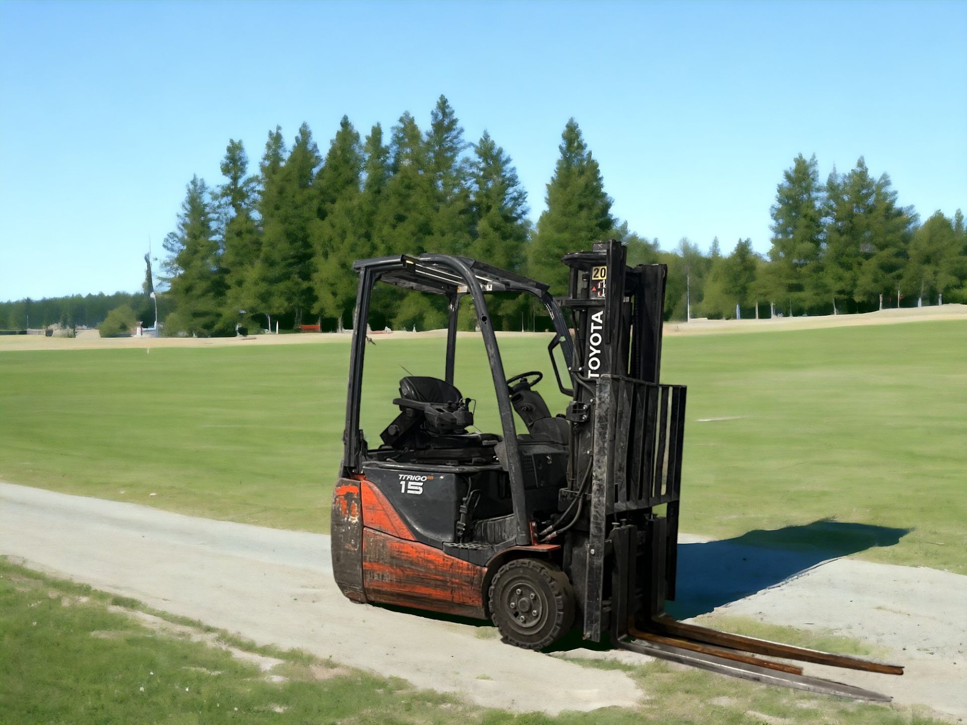 TOYOTA ELECTRIC 3-WHEEL FORKLIFT - 8FBET15 (2013) **(INCLUDES CHARGER)** - Image 4 of 6
