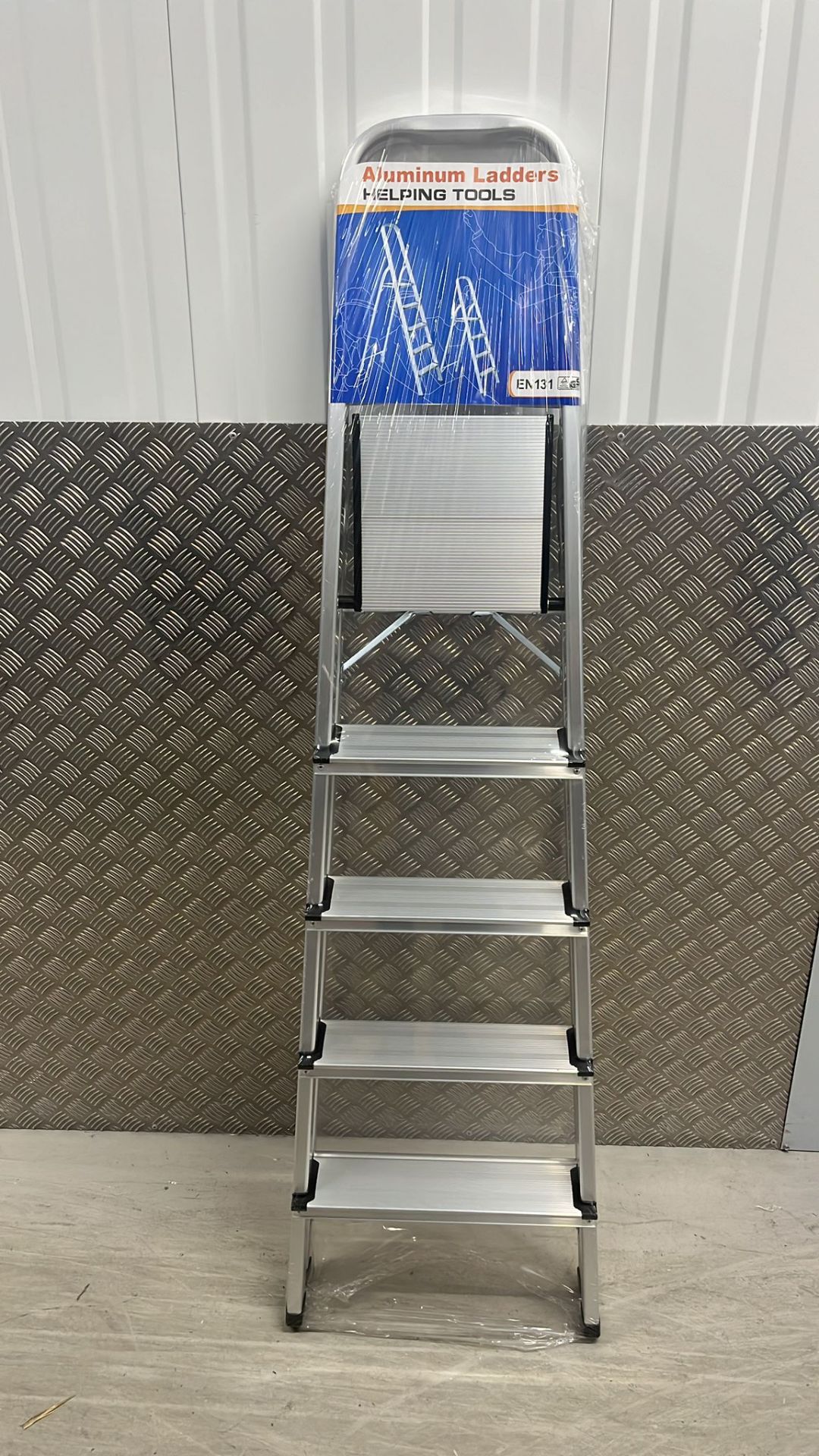 1 X BRAND NEW 5 STEP LADDERS