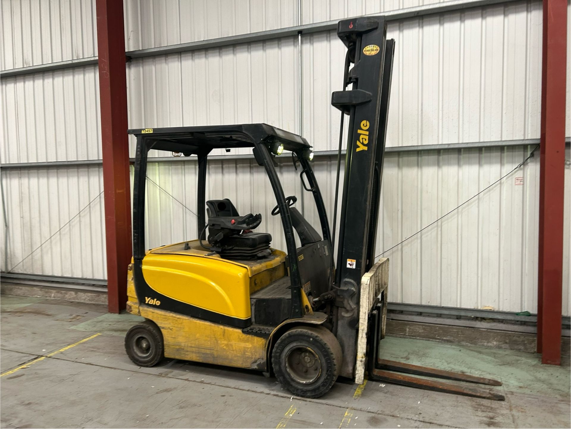 ELECTRIC - 4 WHEELS YALE ERP25VL **(INCLUDES CHARGER)**