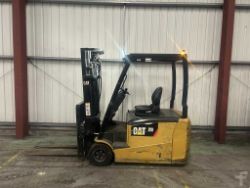 2015 CAT LIFT TRUCKS ELECTRIC - 3 WHEELS EP20PNT**(INCLUDES CHARGER)**