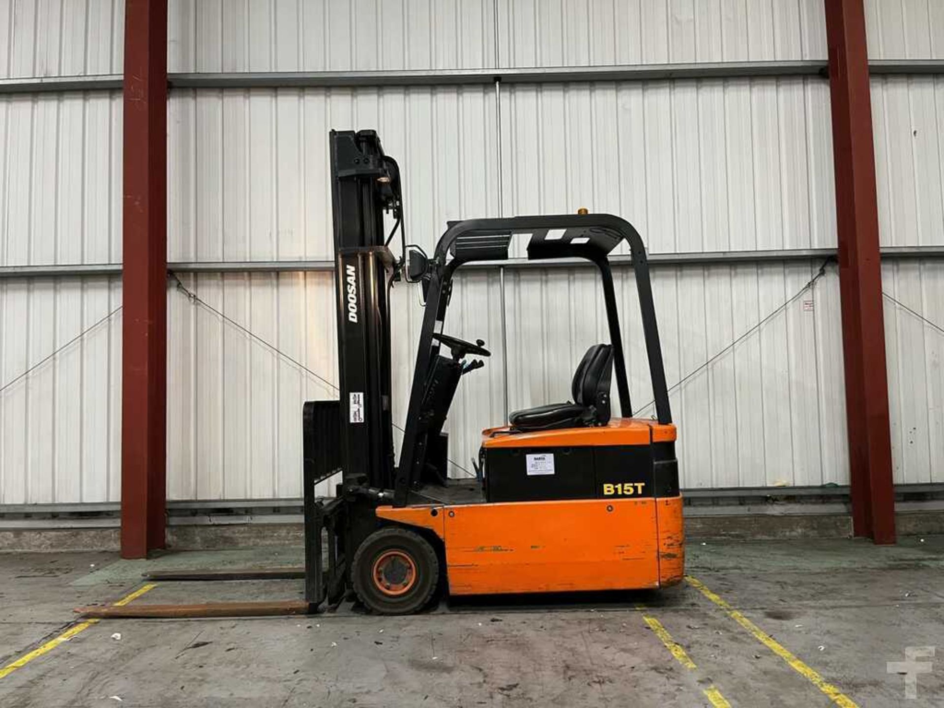 1998 DAEWOO ELECTRIC 3-WHEEL FORKLIFT B15T**(INCLUDES CHARGER)**