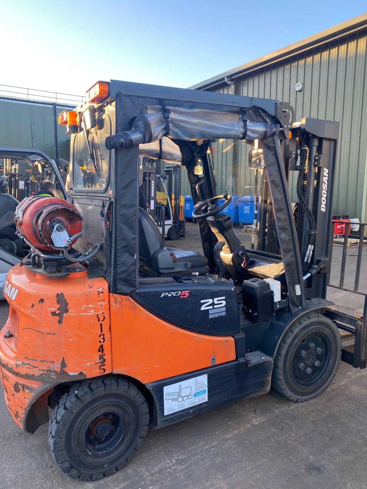 DOOSAN G25E-5 GAS FORKLIFT 2016 - 7848 HOURS - Image 2 of 5