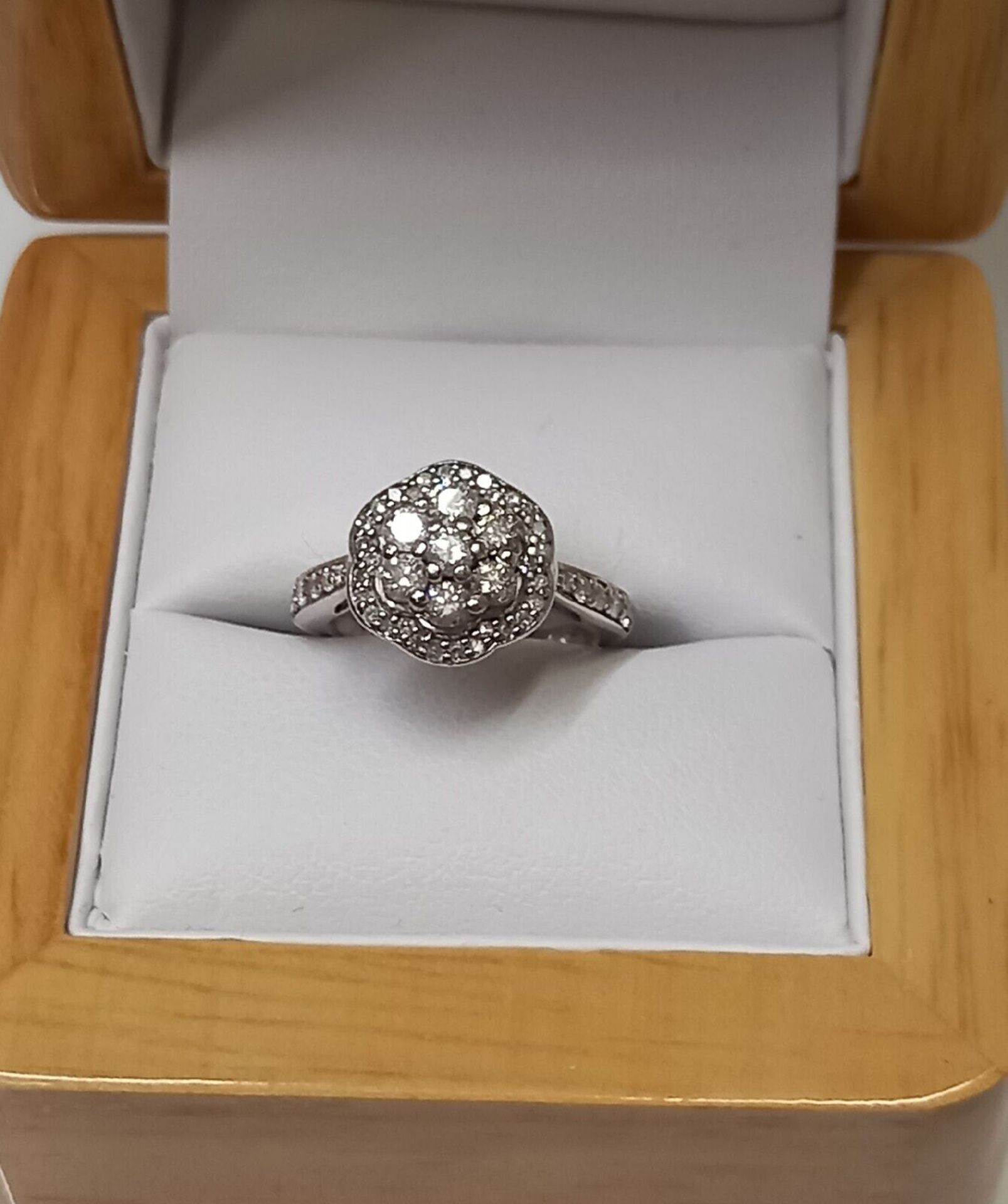 0.75CT DIAMOND CLUSTER ENGAGEMENT /DRESS RING/9CT WHITE GOLD + GIFT BOX + VALUATION CERT OF £1995 - Image 2 of 7