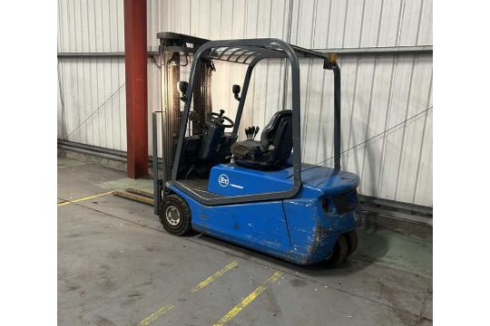 2002 BT CBE1.6T ELECTRIC 3-WHEEL FORKLIFT **(INCLUDES CHARGER)** - Image 3 of 6