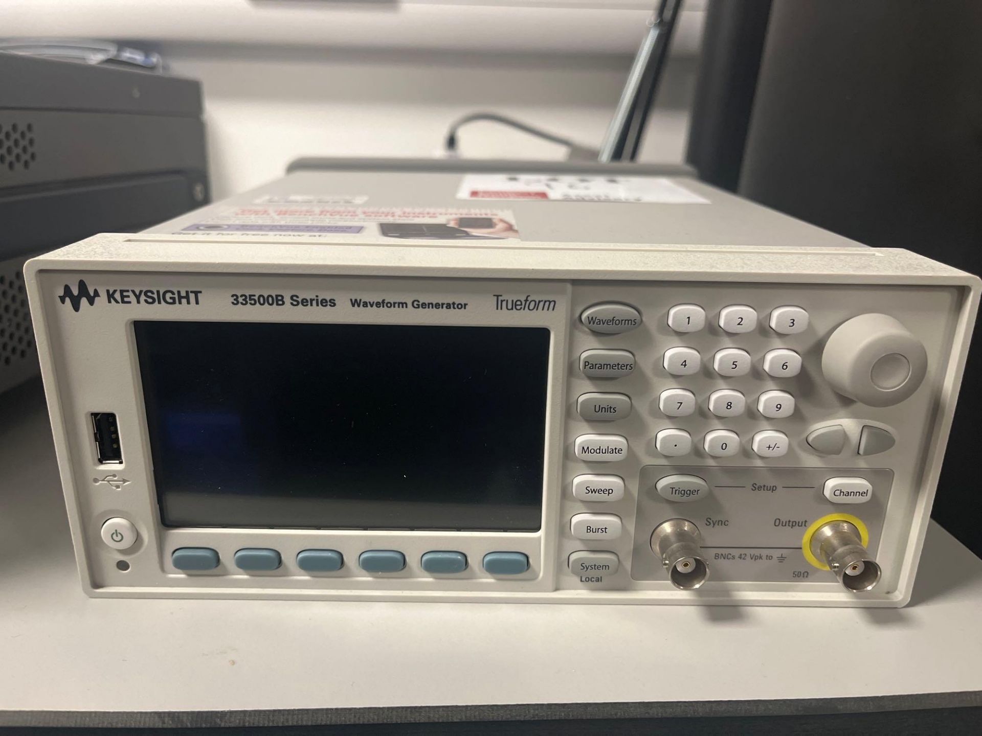 Keysight 33500B Series waveform generator - Image 2 of 3