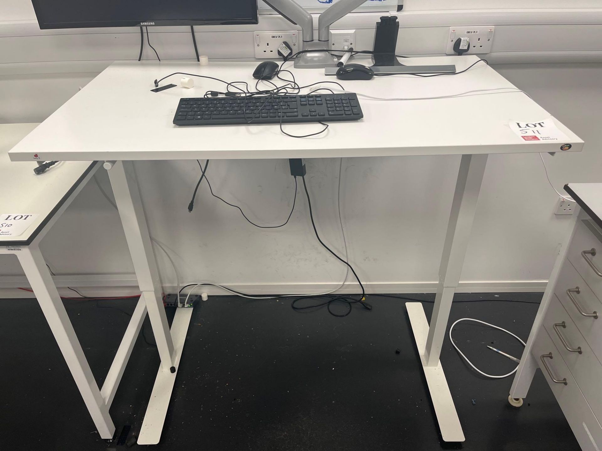 White adjustable height desk with Samsung U28E570D monitors(approximately 120cm L x 70cm W) - Image 3 of 5