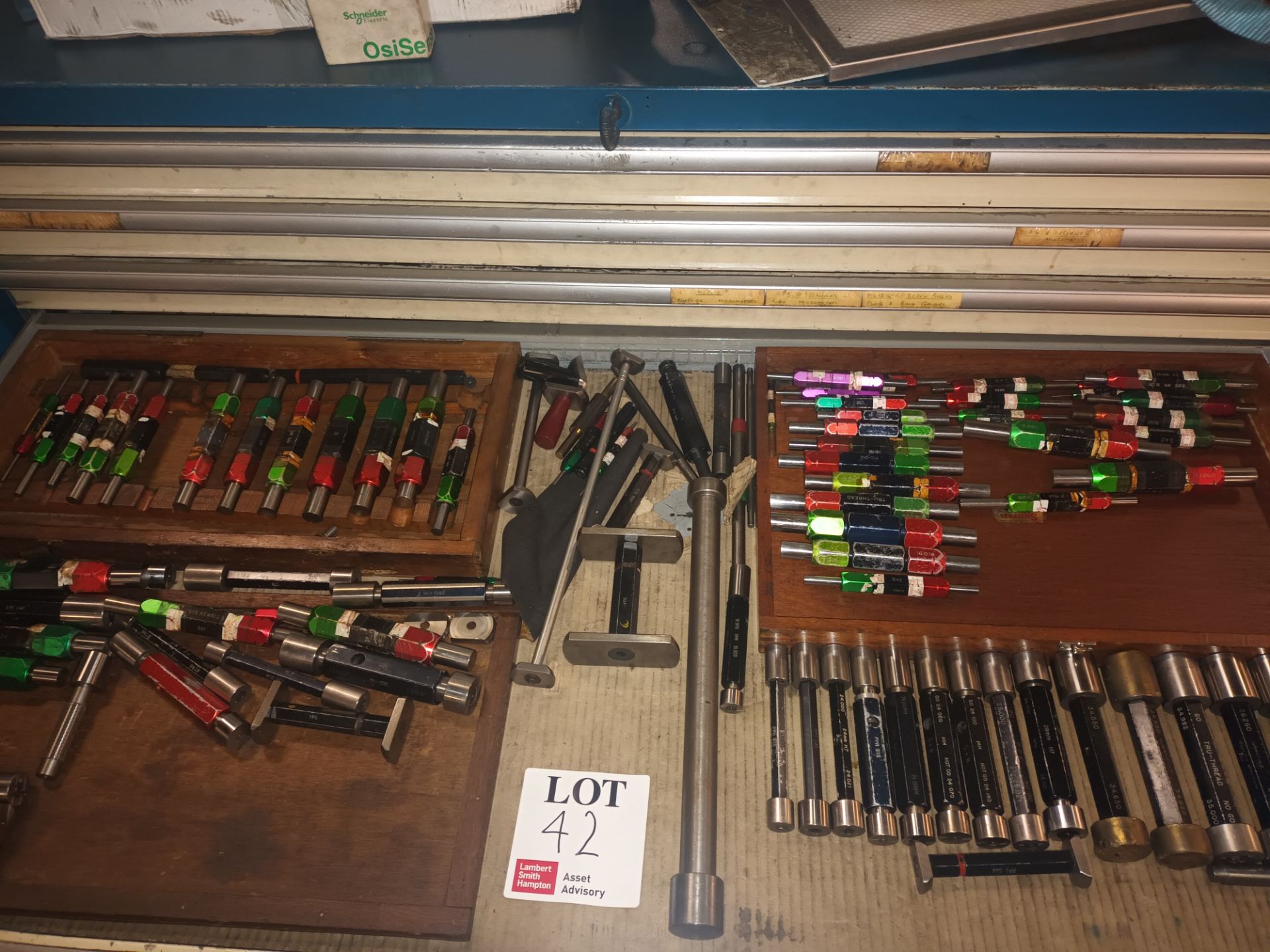 Contents of shelf comprising a quantity of various tooling (as lotted)