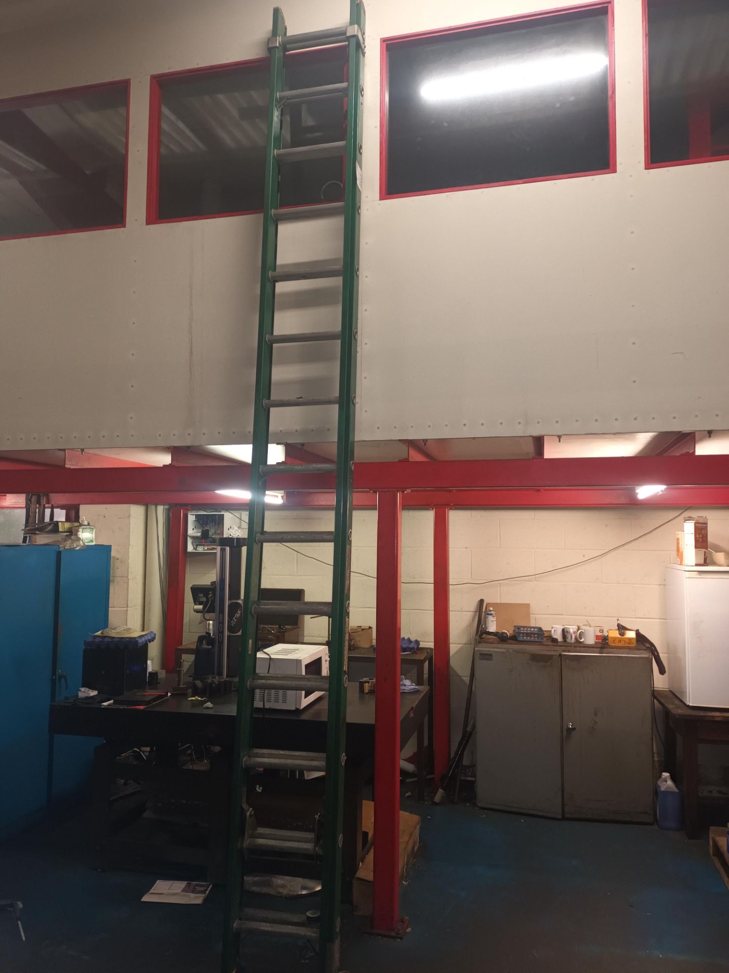 Twenty-eight rung extendable ladder - Image 2 of 3