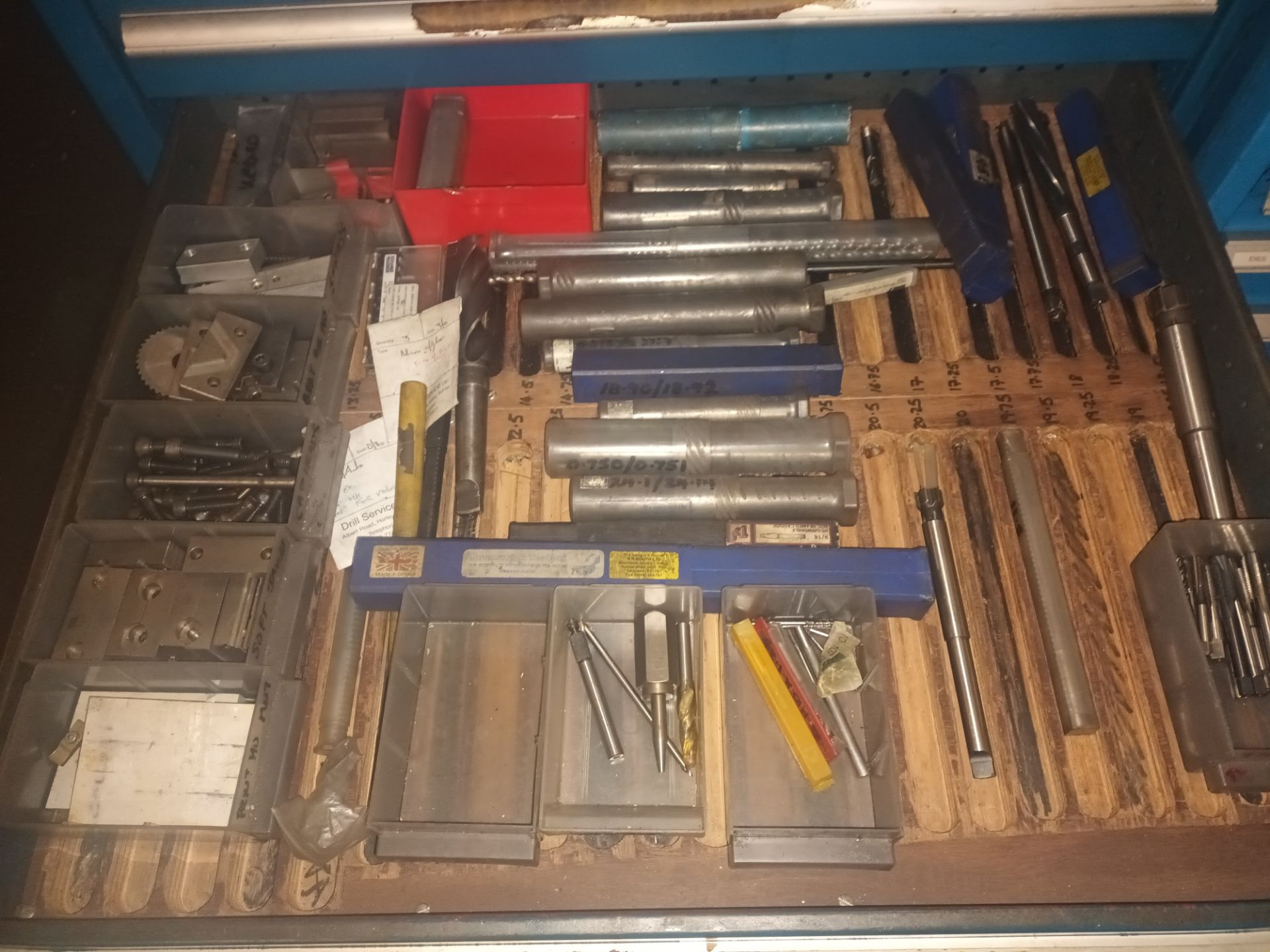 Eight compartment storage cabinet and contents comprising a quantity of various tooling (as lotted) - Image 5 of 11