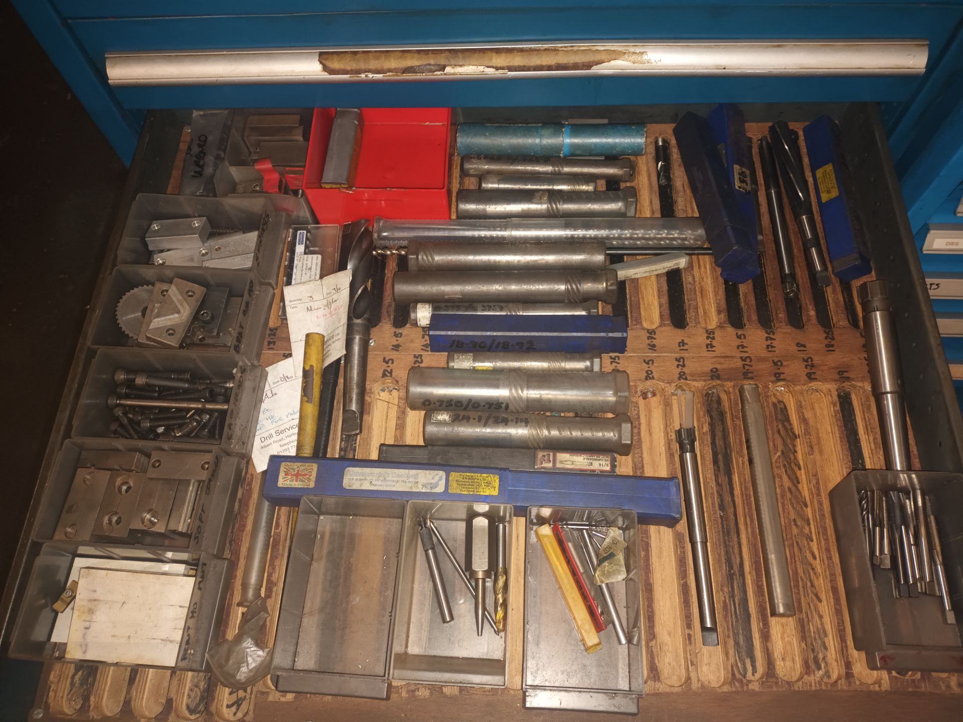 Eight compartment storage cabinet and contents comprising a quantity of various tooling (as lotted) - Image 4 of 11