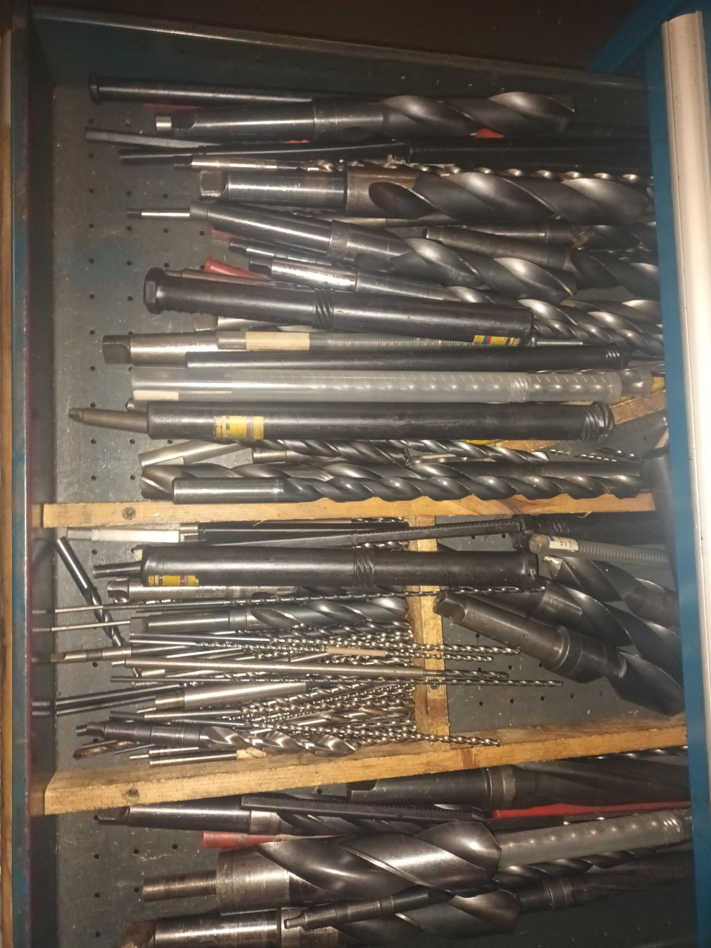 Eight compartment storage cabinet and contents comprising a quantity of various tooling (as lotted) - Image 10 of 11