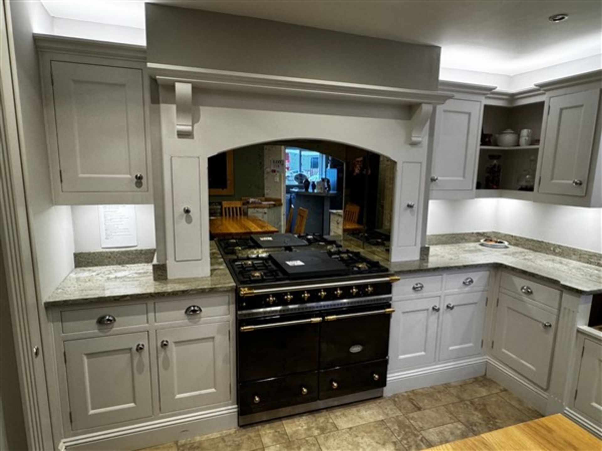 Complete ex-demo kitchen fittings comprising of 1 x 600mm base unit, 1 x 1000mm corner base unit,