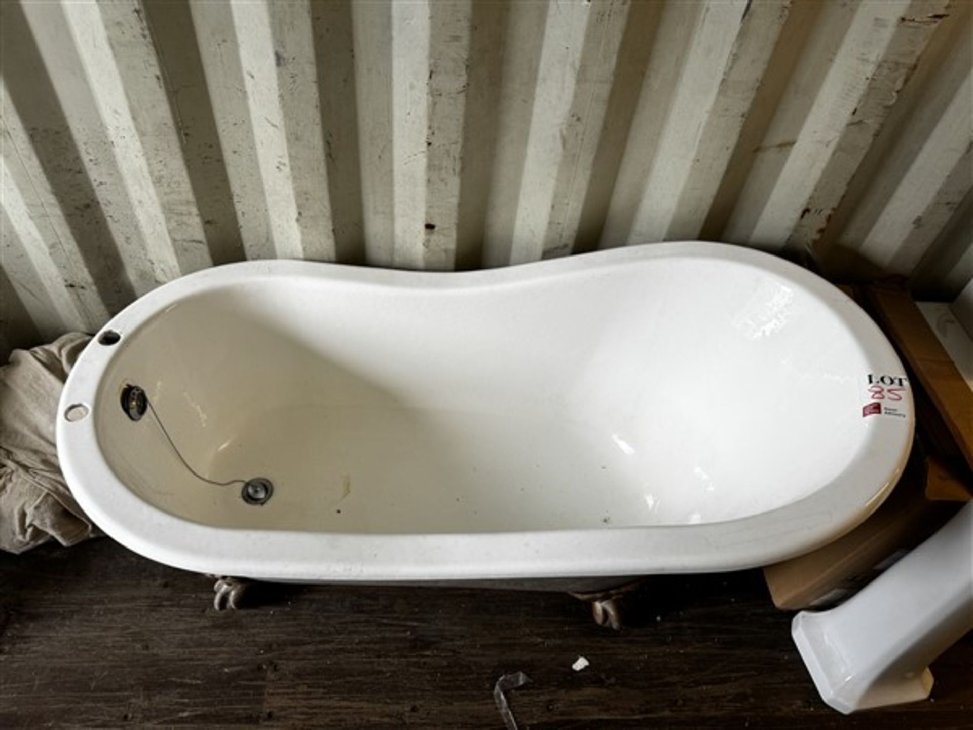 Used freestanding roll top bath, L 1550mm x W 760mm (Please note, this lot must be removed before - Image 2 of 3
