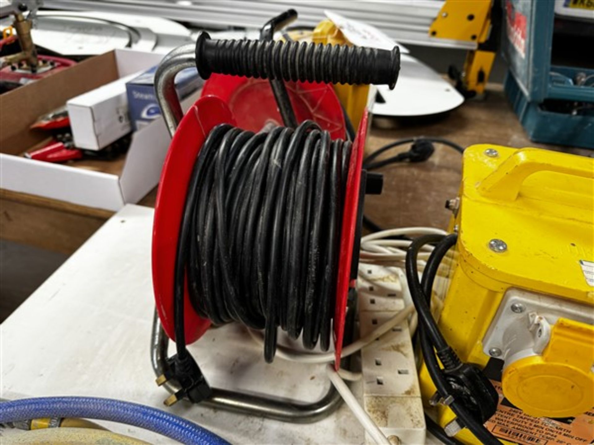 110v transformer, 110v site light and 25m 240v extension reel - Image 4 of 5