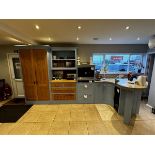 Complete ex-demo kitchen fittings comprising of 1000mm storage cupboard with drawers, 1000mm 4-