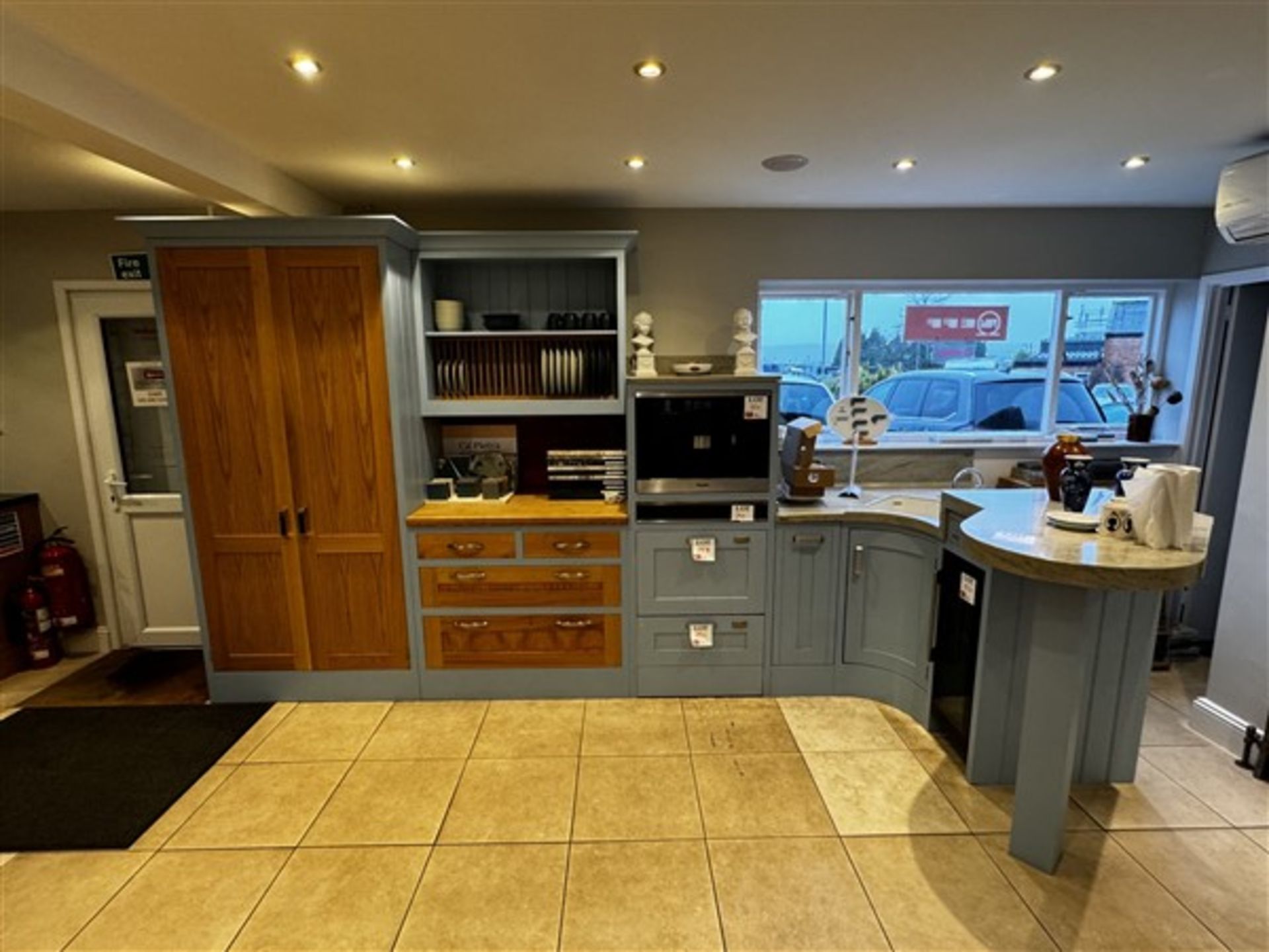 Complete ex-demo kitchen fittings comprising of 1000mm storage cupboard with drawers, 1000mm 4-