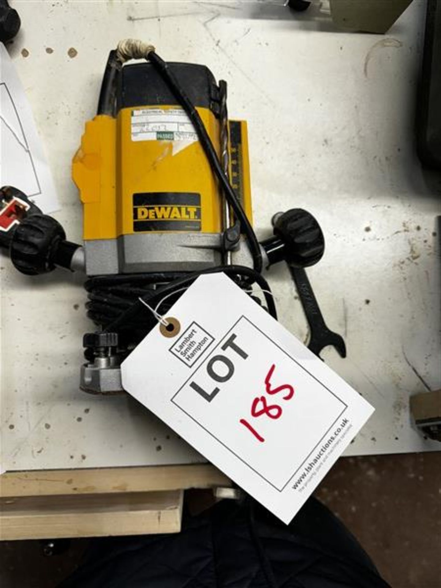 Dewalt DW615 Type 4 router, 240v - Image 2 of 3