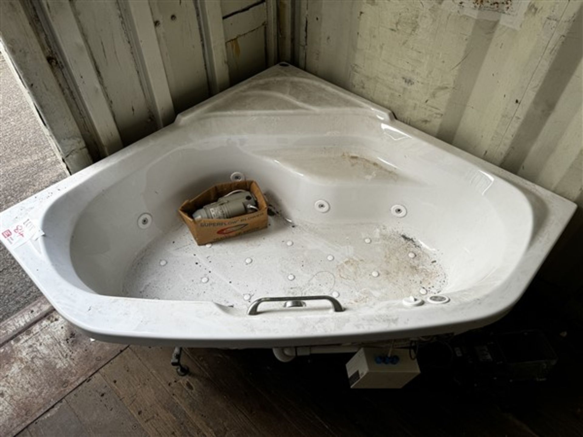 Carronite oval shaped corner bath, with panelling (used) L 1450mm x W 1450mm (Please note, this - Image 2 of 6