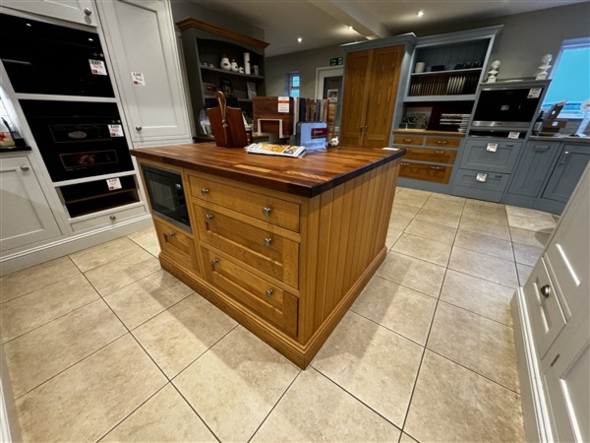 Solid wood island, 1203mm x 1400mm to include: vegetable rack, 2-door unit, 3-drawer unit, 1- - Image 3 of 7