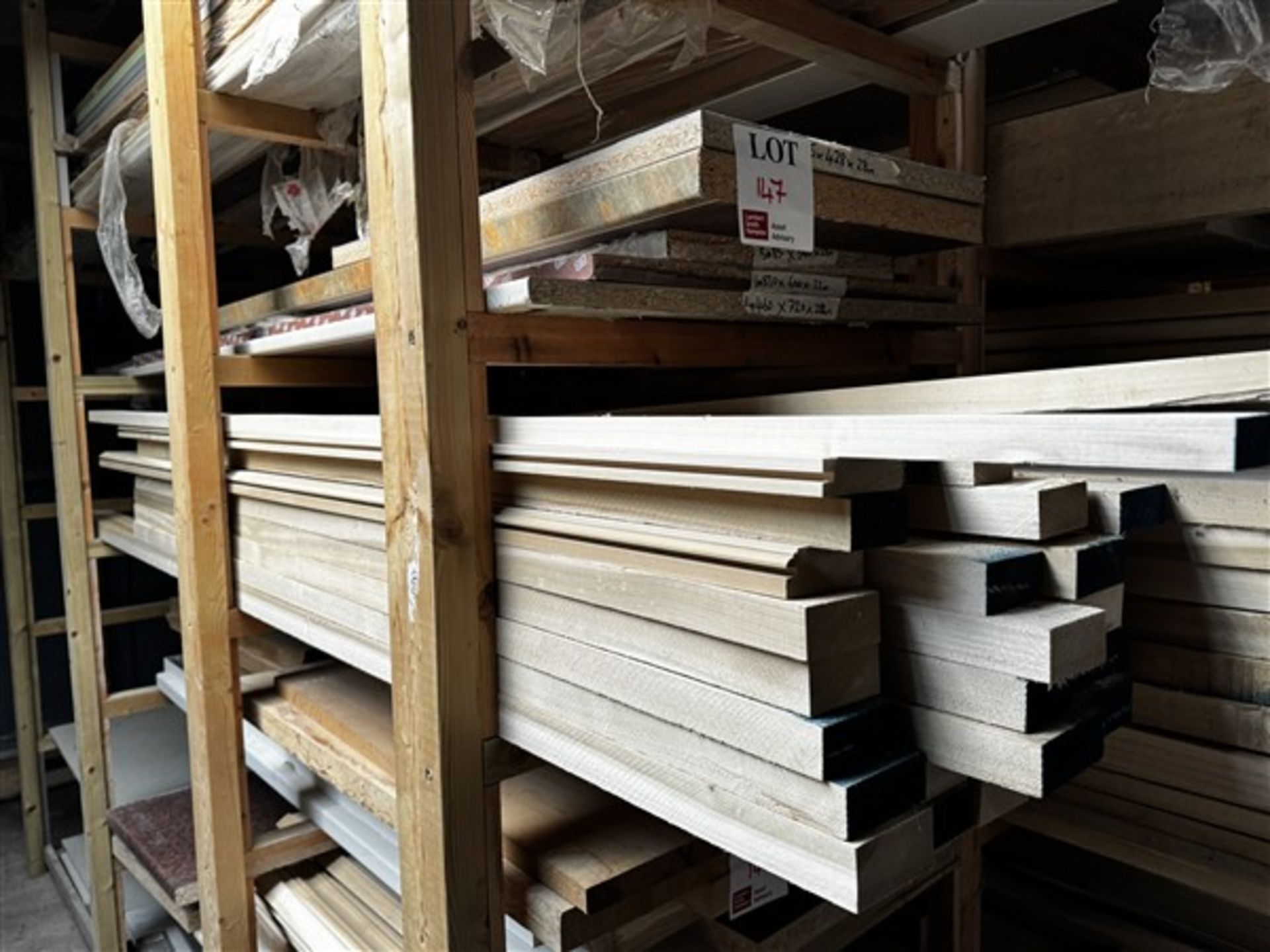 One bay of various size & lengths of sold timber - Image 2 of 3