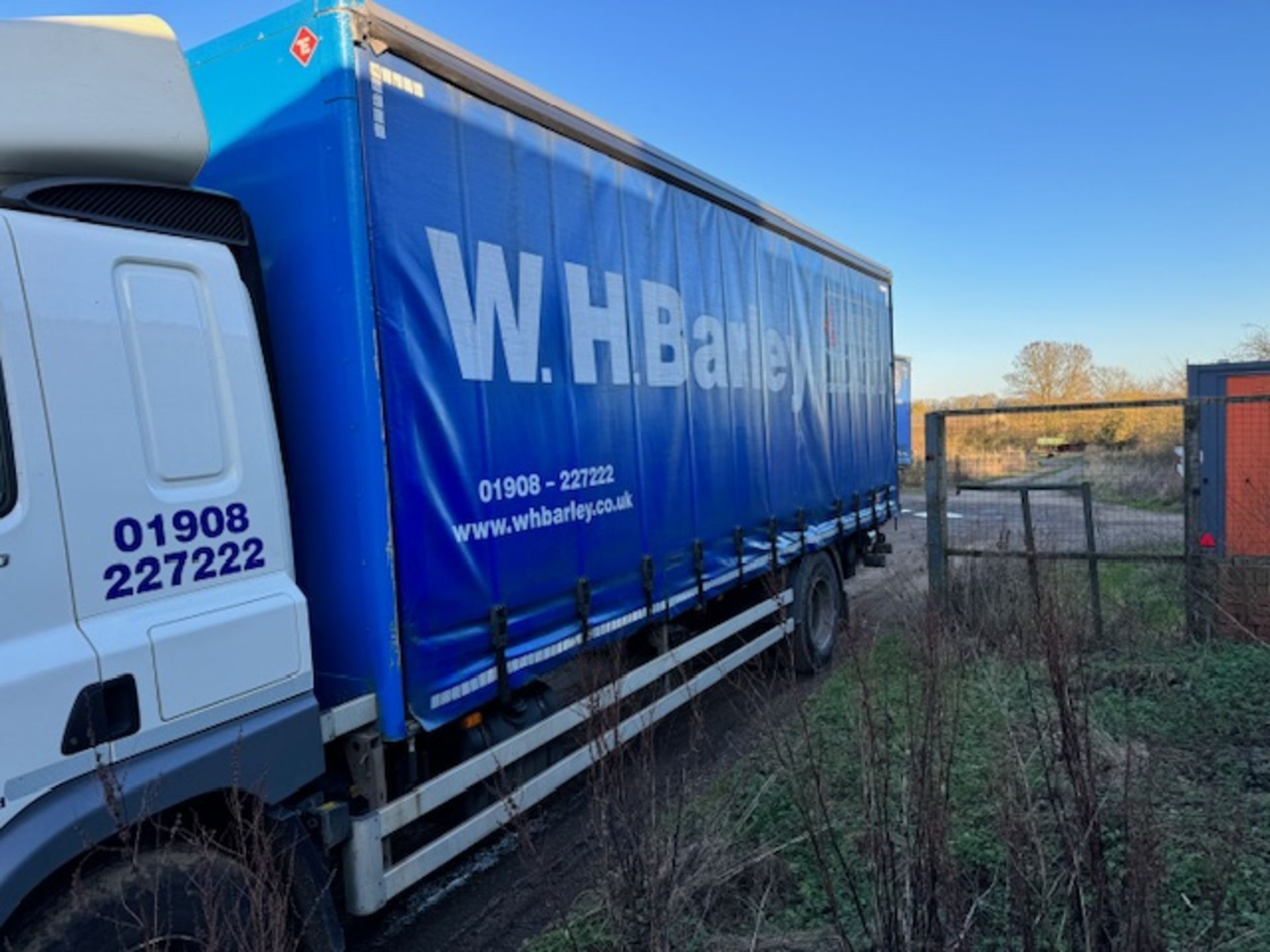 DAF euro 6 18T curtainside lorry with foldaway tail lift - Image 4 of 18