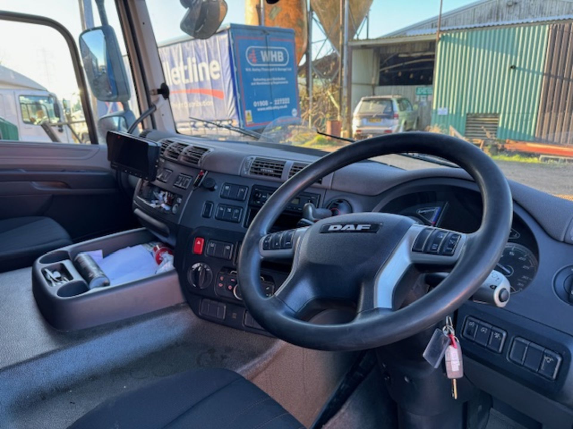 DAF CF 260 sleep cab euro 6 18T curtainside lorry with foldaway tail lift - Image 11 of 18