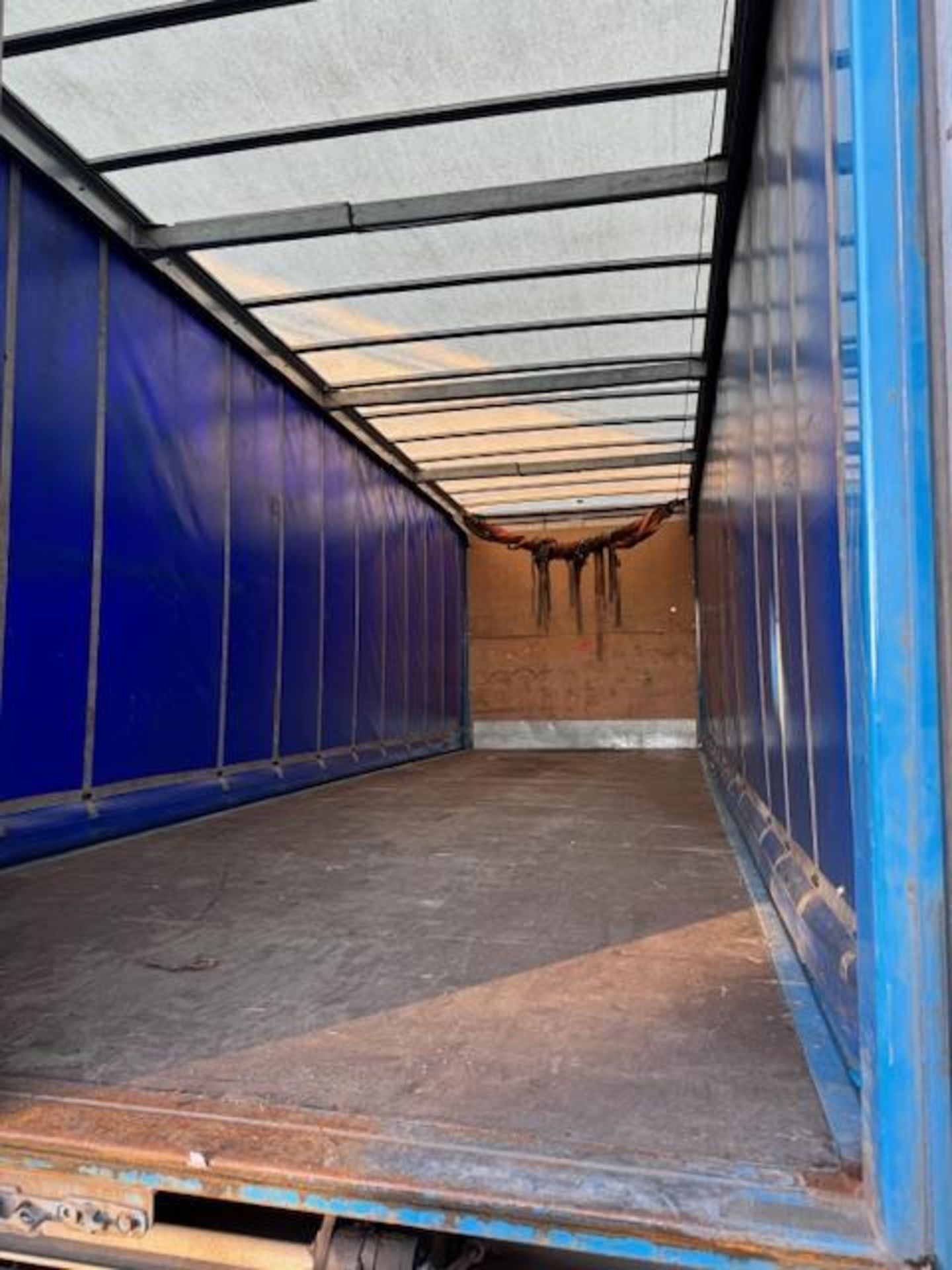 DAF CF 260 sleep cab euro 6 18T curtainside lorry with foldaway tail lift - Image 11 of 18