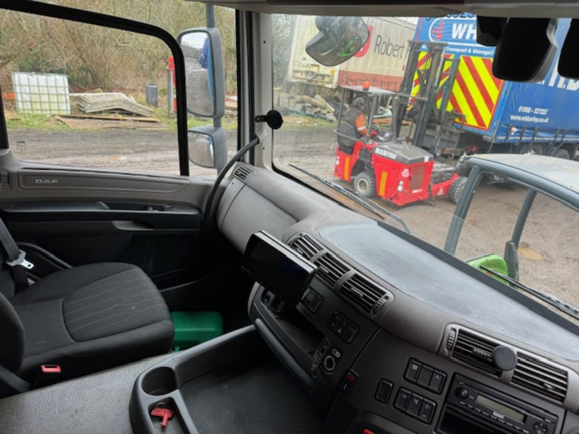 DAF CF 260 sleep cab euro 6 18T curtainside lorry with foldaway tail lift - Image 9 of 13